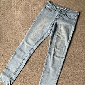 Light Wash Levi’s 711 Skinny Jeans